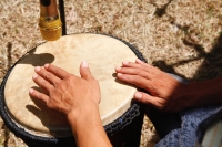 Con gái chơi trống djembe được không ?